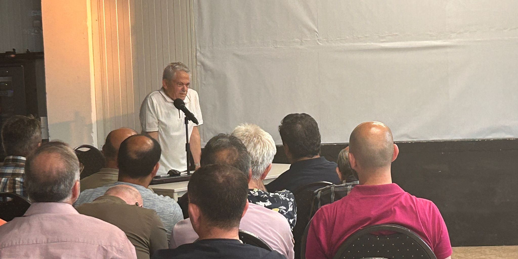 Danimarka, Hizmet Hareketi’nin önde gelen isimlerinden Sadettin Başer’in konuşmasına ev sahipliği yaptı. Başer, ilham verici hatıralarını ve Hizmet Hareketi’nin açılım yıllarına dair bilgileri paylaştı. Muhterem Fethullah Gülen Hocaefendi ile olan 50 yıllık dostluğunu, Sovyetler Birliği’nin çöküşünden 20 gün önce başlayan Orta Asya seyahatini ve o seyahatlerde yaşadığı hatıraları anlattı. Başer, Süleyman Demirel, Bülent Ecevit ve Turgut Özal gibi isimlerin Hizmet Hareketi’ne verdikleri desteklerden de bahsetti. Hikayeleri, Hizmet Hareketi’nin sadece bir eğitim ve sosyal sorumluluk hareketi olmadığını, aynı zamanda dostluk ve dayanışma ağı kurma kapasitesine sahip olduğunu gösterdi.